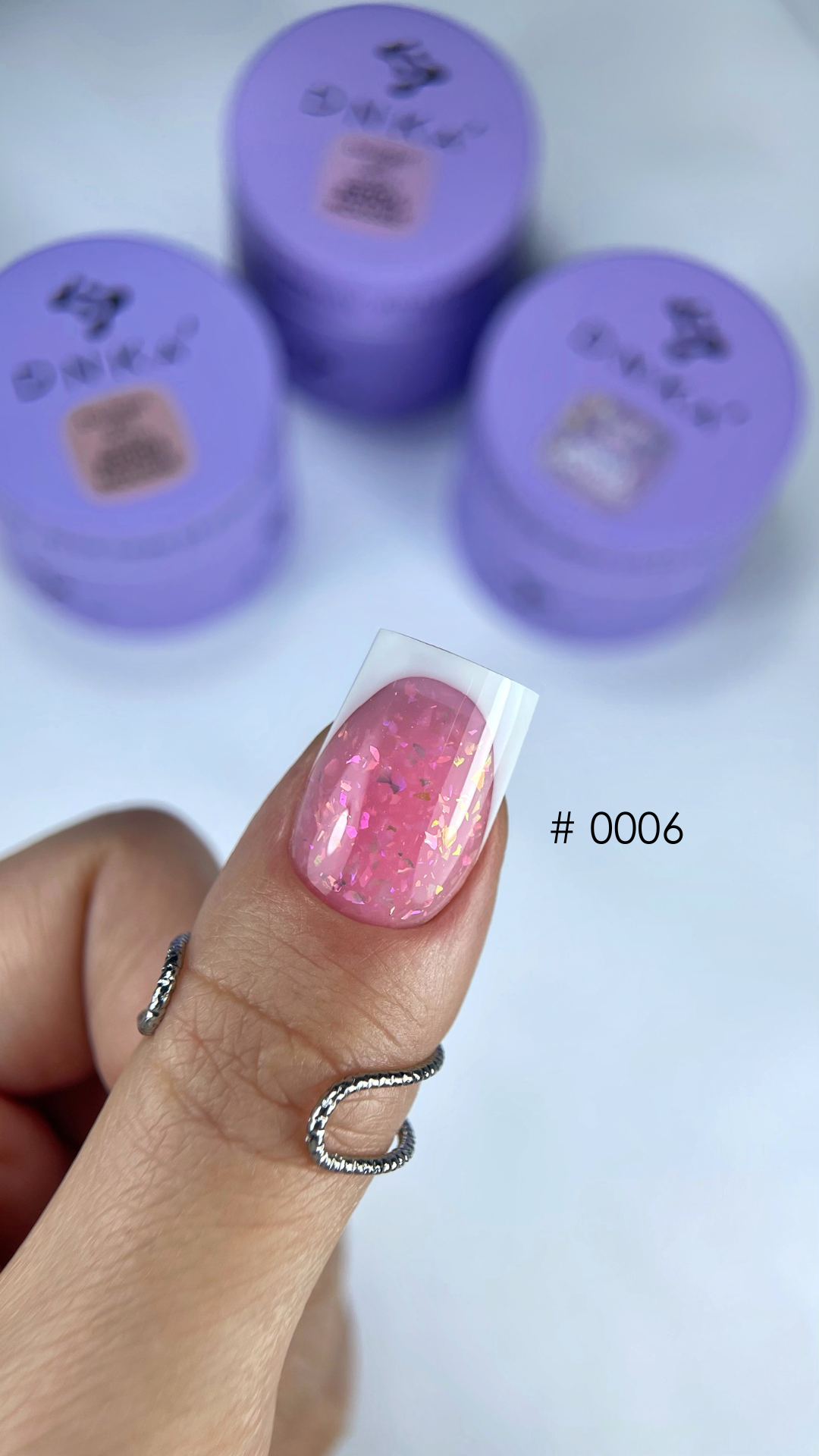 DNKa’ Builder Gel Mousse 0006 – rožnat gradilni gel z bleščicami na nohtu