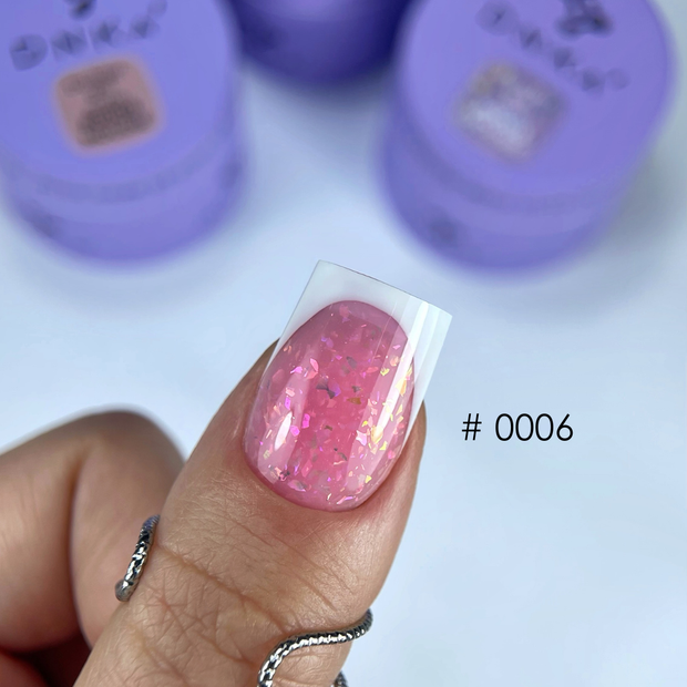 DNKa’ Builder Gel Mousse 0006 – rožnat gradilni gel z bleščicami na nohtu