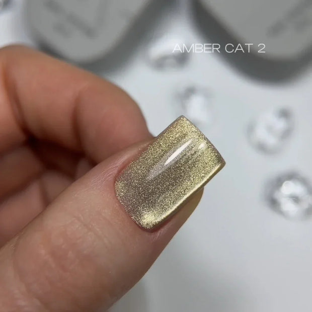 SAGA Amber Cat 02, 10 ml – prikaz odtenka in magnetnega sijaja