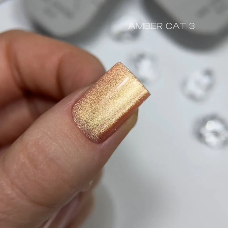 SAGA Amber Cat 03, 10 ml – prikaz odtenka in magnetnega sijaja