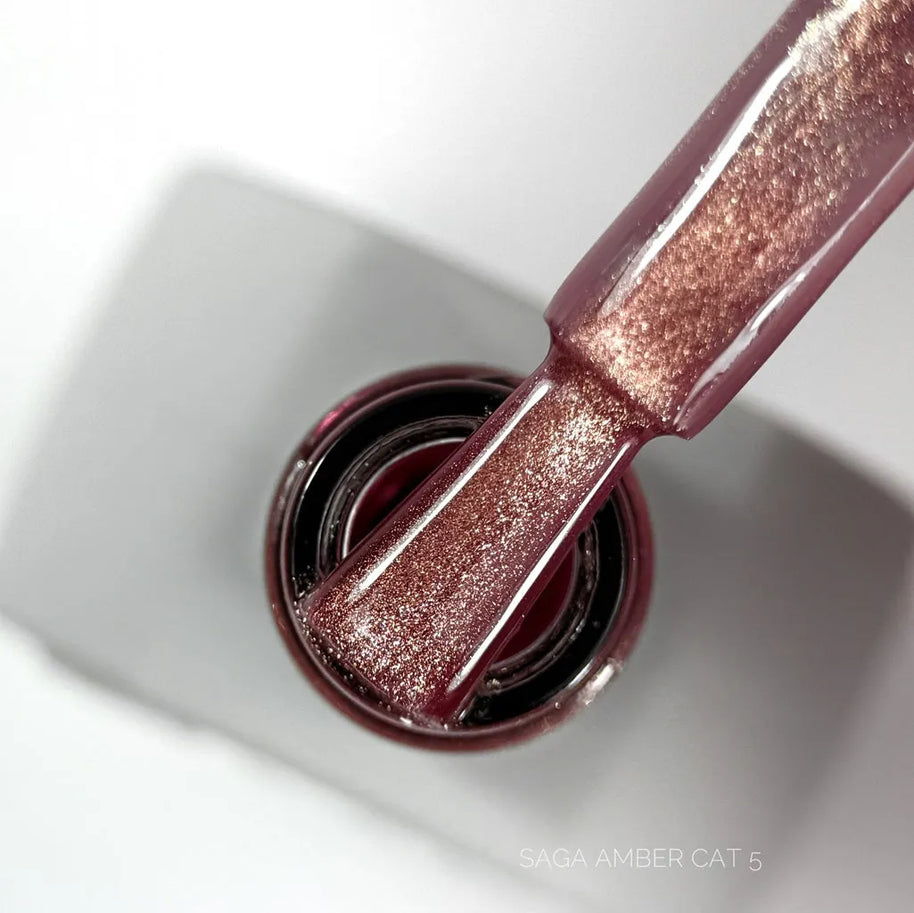 SAGA Amber Cat 05, 10 ml – magnetni gel lak z učinkom mačjega očesa