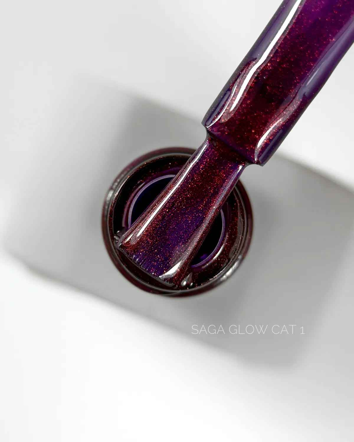 SAGA Glow Cat 01, 10 ml – prikaz odtenka in magnetnega sijaja