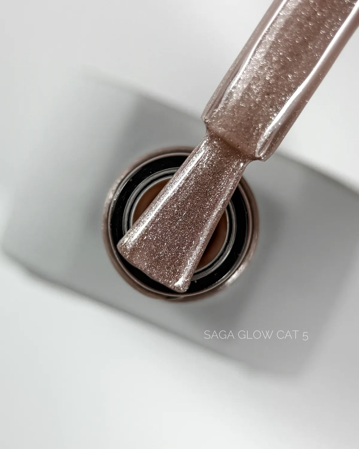SAGA Glow Cat 05, 10 ml – prikaz odtenka in magnetnega sijaja