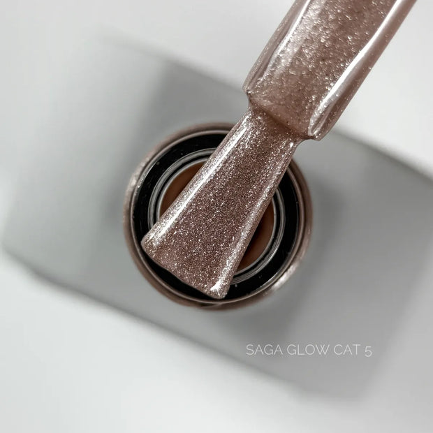 SAGA Glow Cat 05, 10 ml – prikaz odtenka in magnetnega sijaja