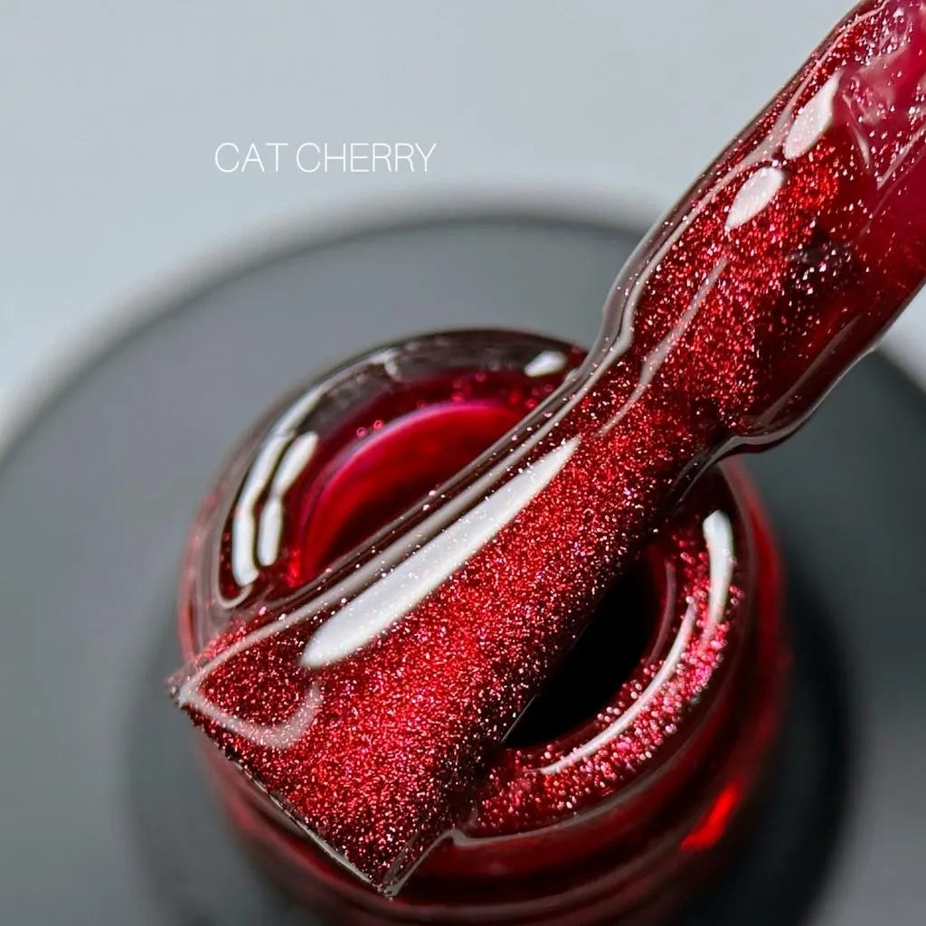 SAGA Shine Cat Cherry, 10 ml – magnetni gel lak z učinkom mačjega očesa