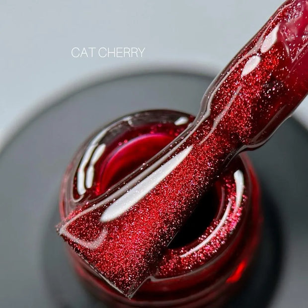 SAGA Shine Cat Cherry, 10 ml – magnetni gel lak z učinkom mačjega očesa