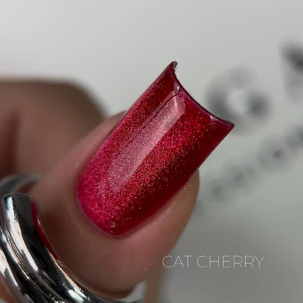 SAGA Shine Cat Cherry, 10 ml – prikaz odtenka in magnetnega sijaja