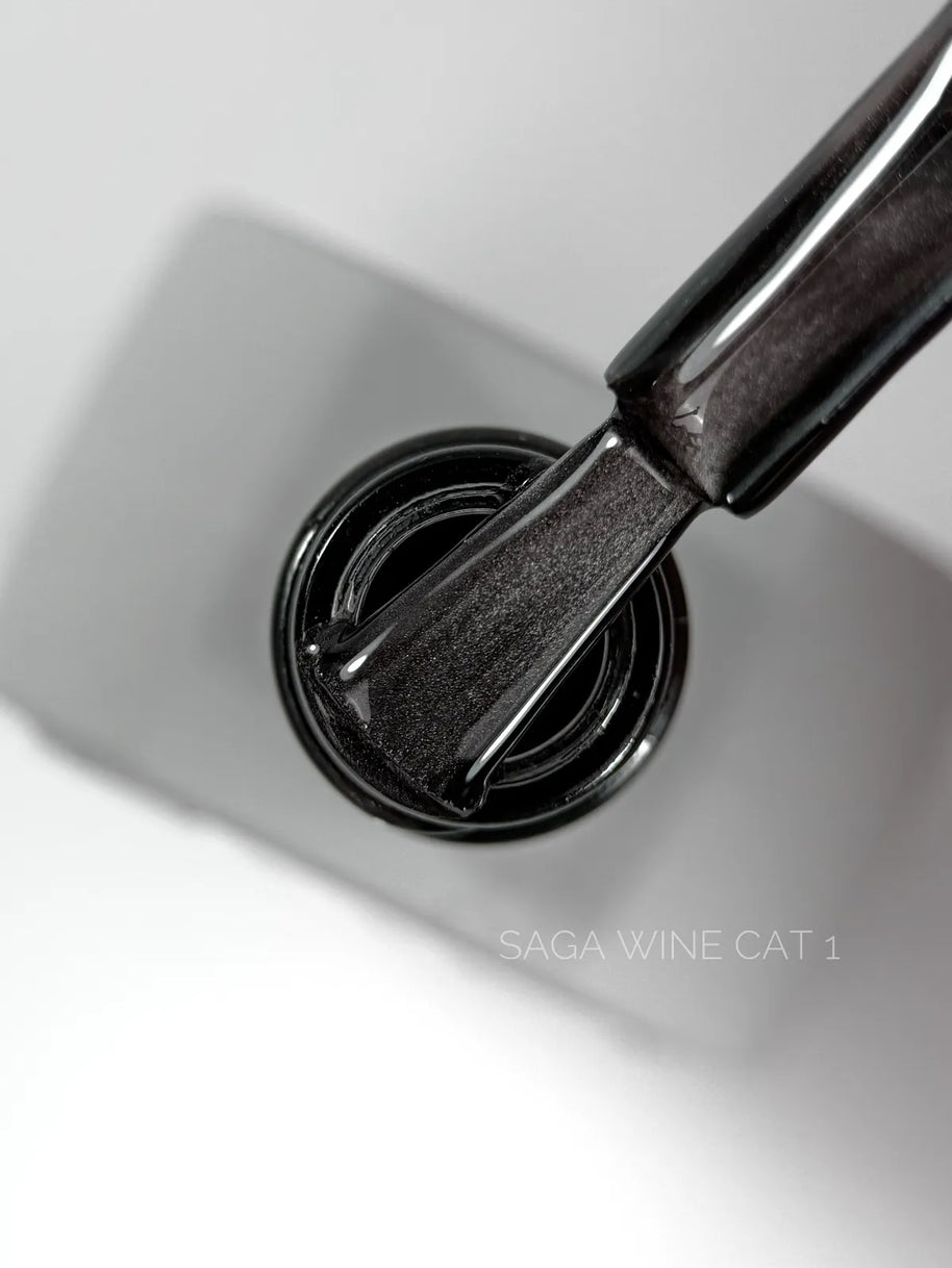 SAGA Wine Cat 01, 10 ml – prikaz odtenka in magnetnega sijaja