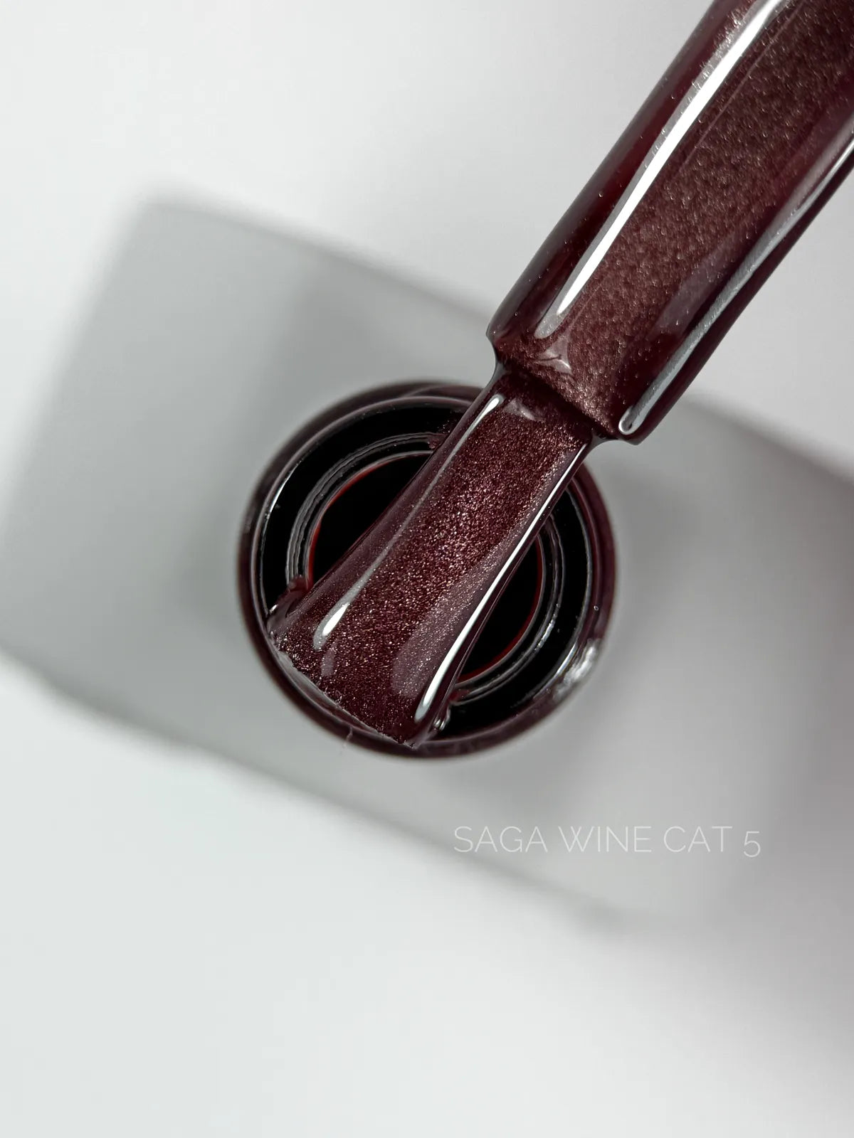 SAGA Wine Cat 05, 10 ml – prikaz odtenka in magnetnega sijaja