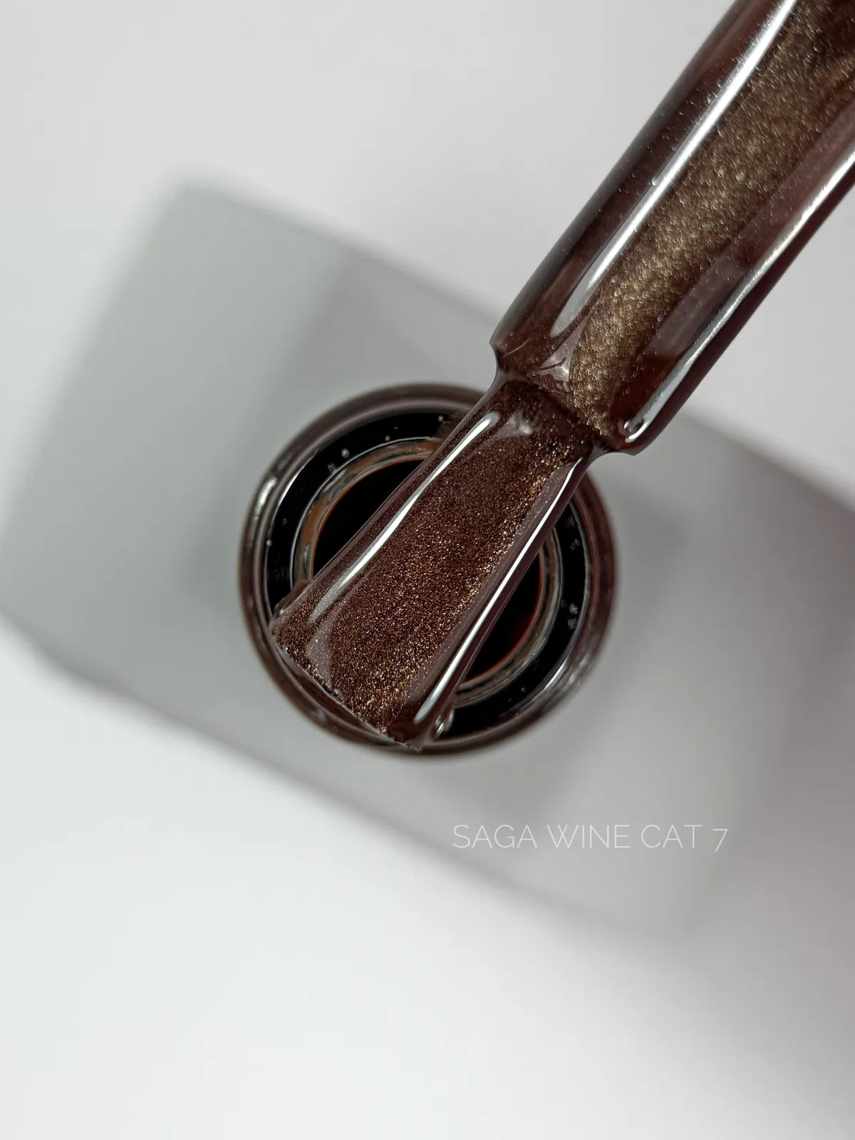 SAGA Wine Cat 07, 10 ml – prikaz odtenka in magnetnega sijaja
