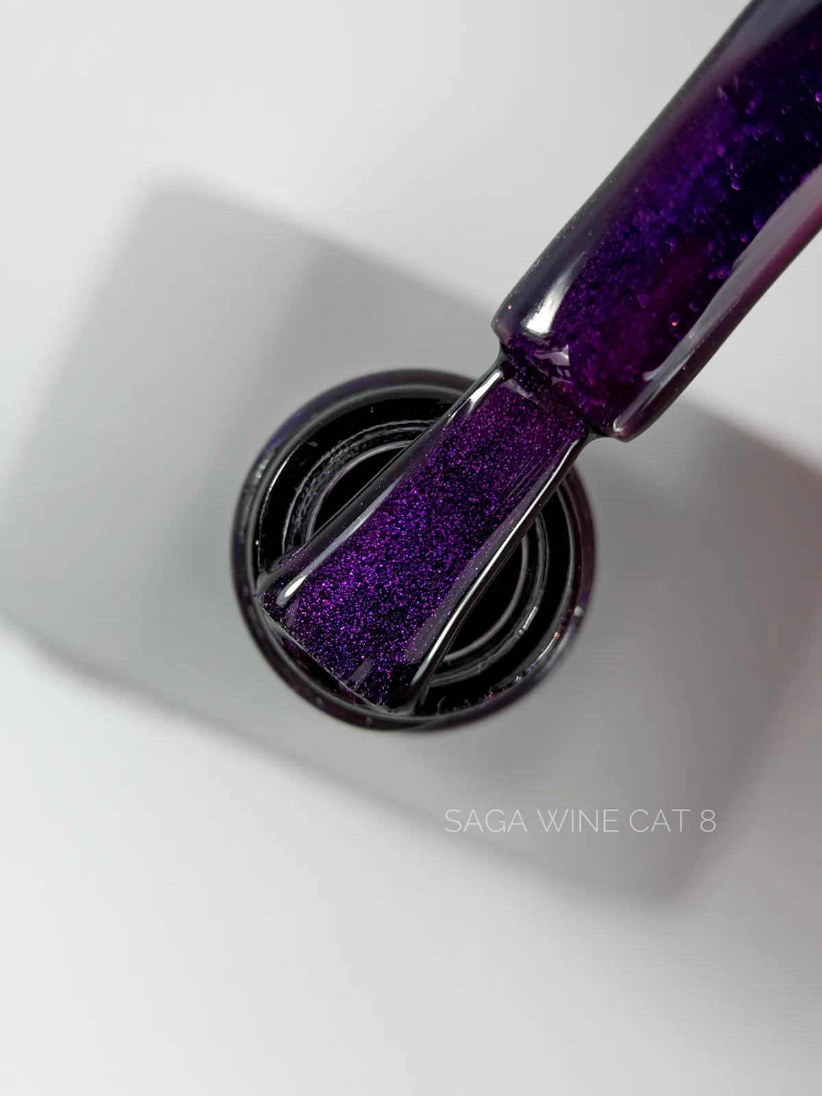 SAGA Wine Cat 08, 10 ml – prikaz odtenka in magnetnega sijaja