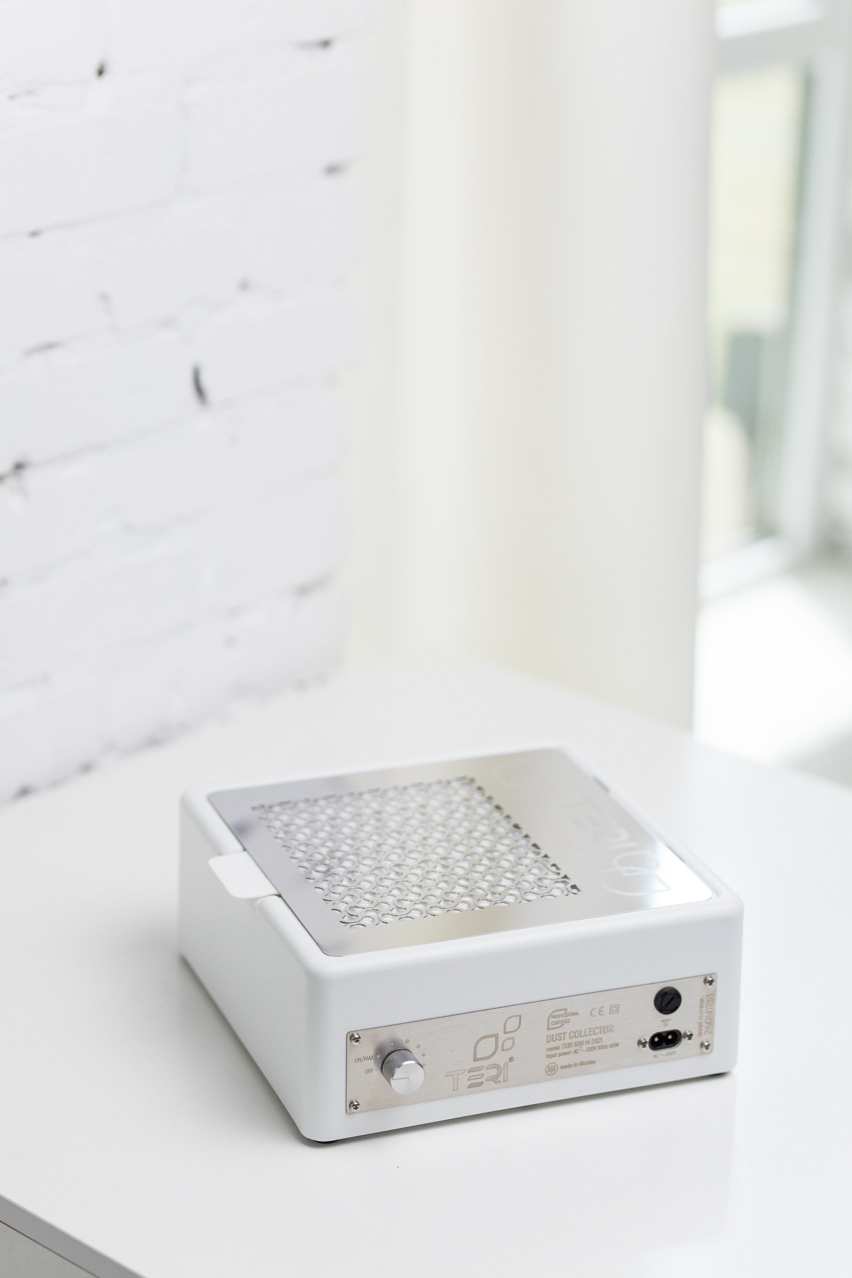 TERI TERI - Namizni sesalec prahu - 800 M 2021 - Bela & Srebrna - Bellu